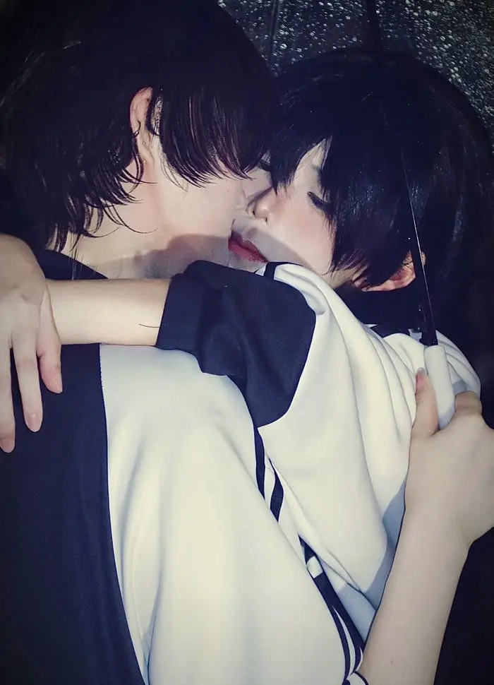 Cặp đôi ôm nhau tình cảm trong tạo hình nhân vật cosplay ấn tượng Cặp đôi ôm nhau tình cảm trong tạo hình nhân vật cosplay ấn tượng