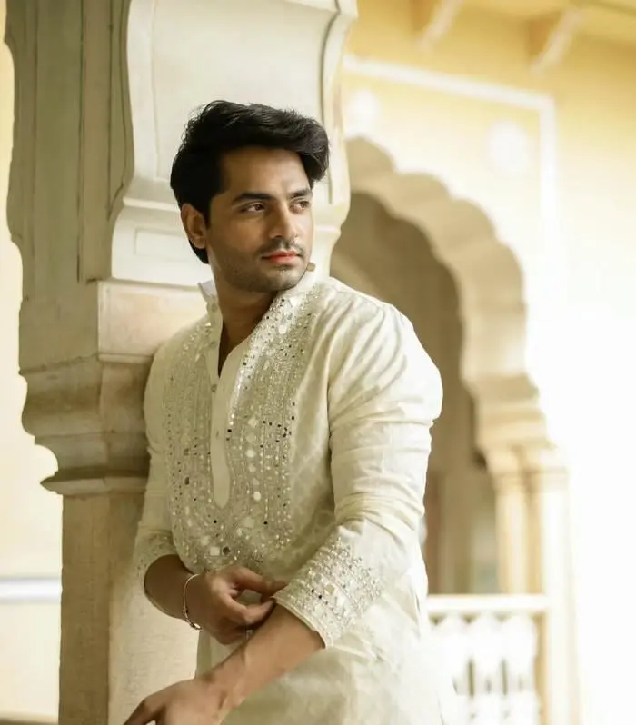 Chàng trai ấn độ điển hình phong thái lịch lãm bên kiến trúc cổ Chàng trai ấn độ điển hình phong thái lịch lãm bên kiến trúc cổ