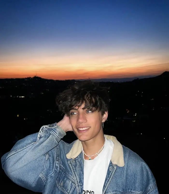 Chàng trai ấn độ điển trai dưới ánh hoàng hôn rực rỡ Chàng trai ấn độ điển trai dưới ánh hoàng hôn rực rỡ