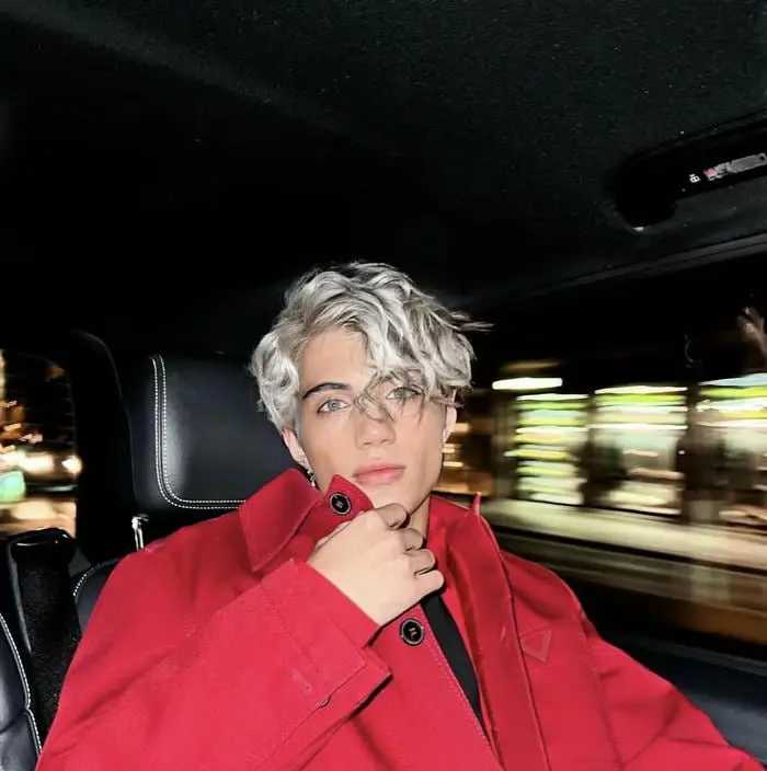 Chàng trai ấn độ điển trai phong cách diện mạo khôi ngô tuấn tú Chàng trai ấn độ điển trai phong cách diện mạo khôi ngô tuấn tú