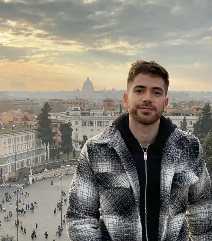 Chàng trai ấn độ điển trai phong cách giữa trời âu thơ mộng Chàng trai ấn độ điển trai phong cách giữa trời âu thơ mộng