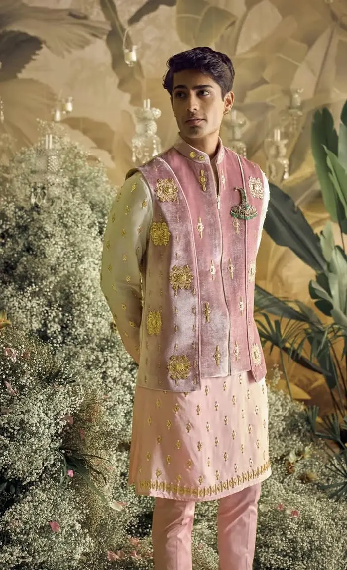 Chàng trai ấn độ điển trai phong cách quý ông lịch lãm Chàng trai ấn độ điển trai phong cách quý ông lịch lãm