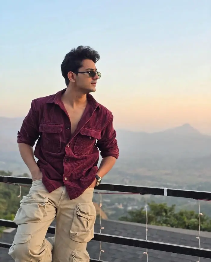 Chàng trai ấn độ điển trai phong cách thời trang hiện đại Chàng trai ấn độ điển trai phong cách thời trang hiện đại