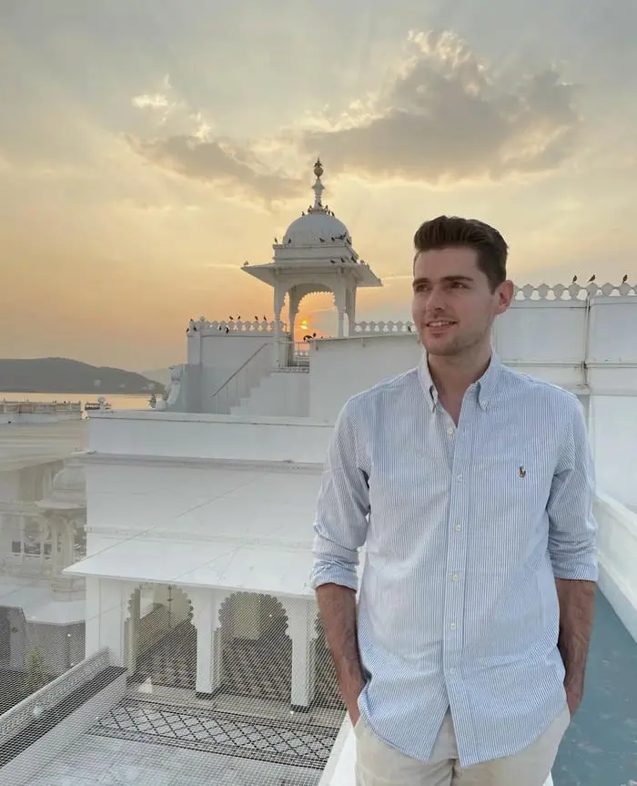 Chàng trai ấn độ điển trai phong thái lịch lãm bên kiến trúc cổ kính Chàng trai ấn độ điển trai phong thái lịch lãm bên kiến trúc cổ kính