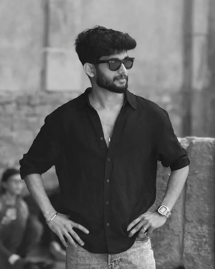 Chàng trai ấn độ phong thái điển trai quý ông lịch lãm Chàng trai ấn độ phong thái điển trai quý ông lịch lãm