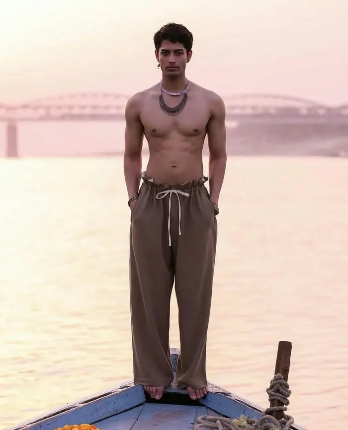 Chàng trai ấn độ phong thái điển trai trên thuyền mỹ nam phương đông Chàng trai ấn độ phong thái điển trai trên thuyền mỹ nam phương đông