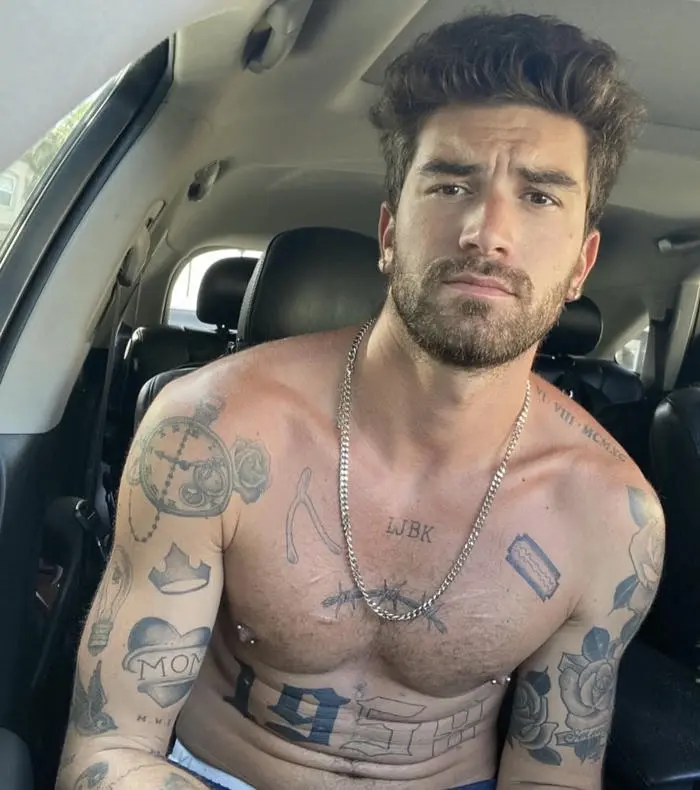 Chàng trai đẹp hình xăm cá tính diện mạo phong trần cuốn hút Chàng trai đẹp hình xăm cá tính diện mạo phong trần cuốn hút