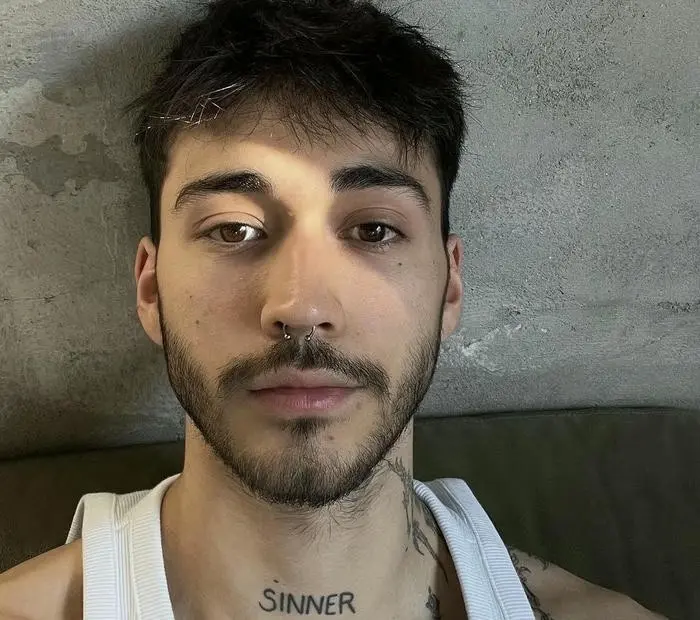 Chàng trai đẹp phong tráng với hình xăm nghệ thuật trên cổ Chàng trai đẹp phong tráng với hình xăm nghệ thuật trên cổ