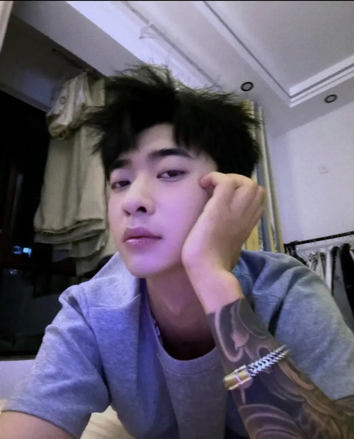 Chàng trai đẹp phong trổ hình xăm cá tính diện mạo thu hút Chàng trai đẹp phong trổ hình xăm cá tính diện mạo thu hút