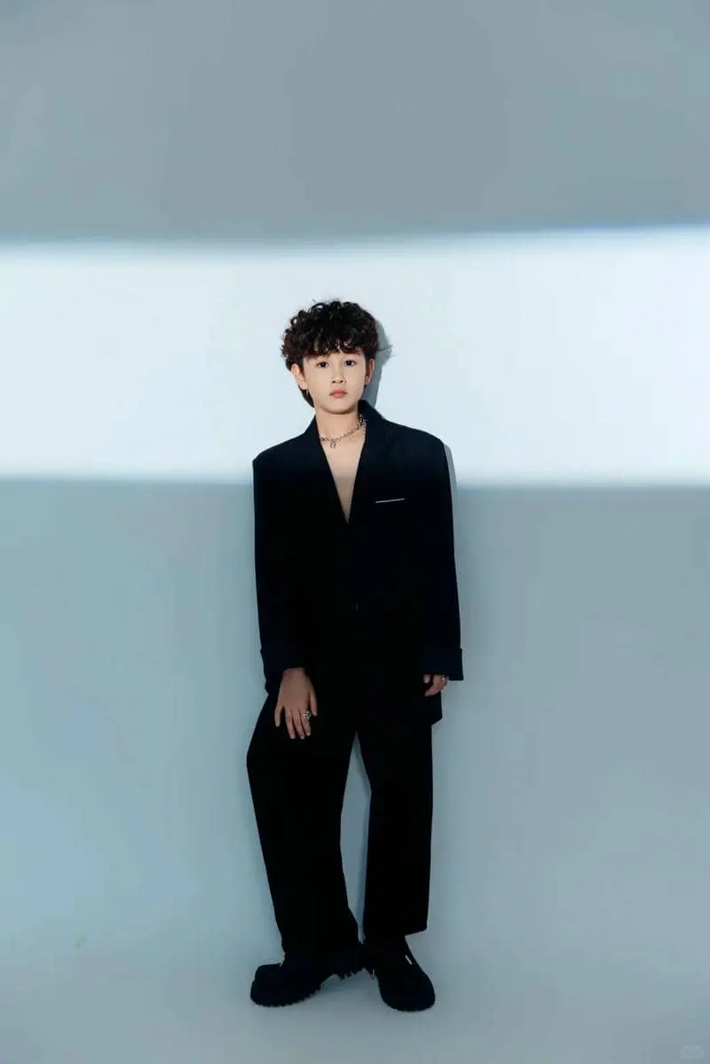 Chàng trai kháu khỉnh diện vest lịch lãm tuổi thơ đầy ấn tượng Chàng trai kháu khỉnh diện vest lịch lãm tuổi thơ đầy ấn tượng