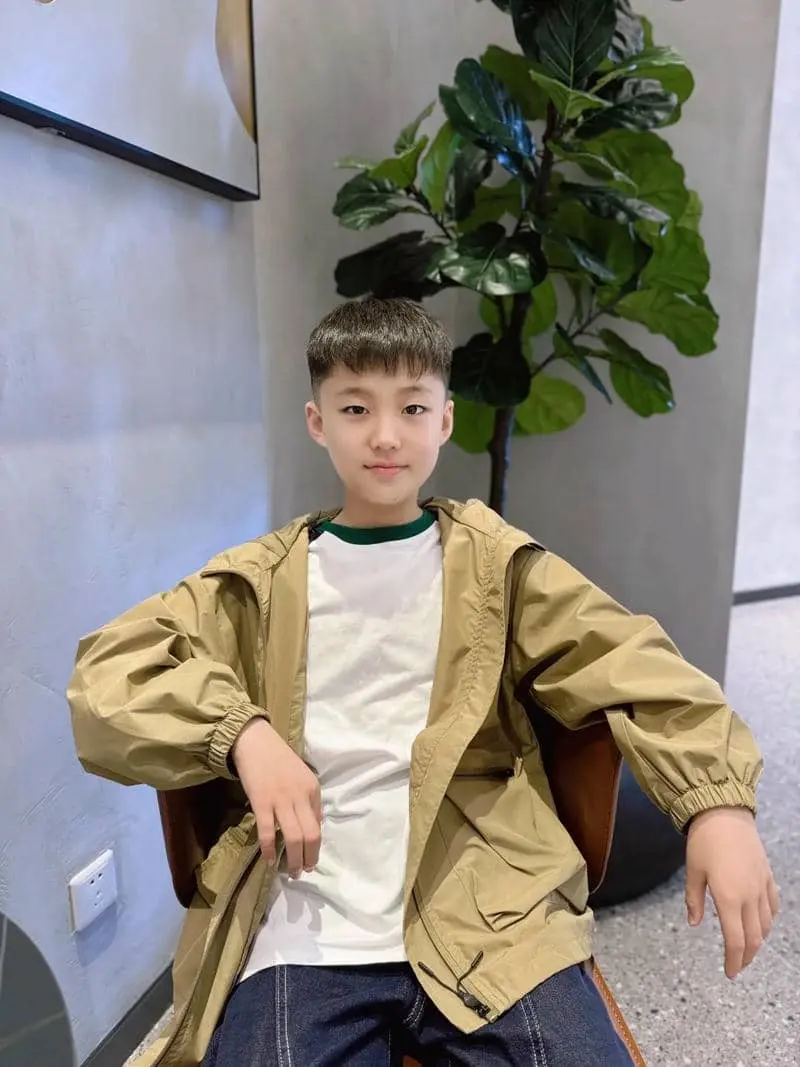 Chàng trai kháu khỉnh tuổi diện áo khoác thời trang Chàng trai kháu khỉnh tuổi diện áo khoác thời trang