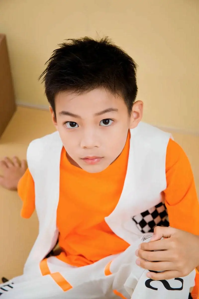 Chàng trai kháu khỉnh tuổi điển trai bé trai dễ thương tươi tắn Chàng trai kháu khỉnh tuổi điển trai bé trai dễ thương tươi tắn