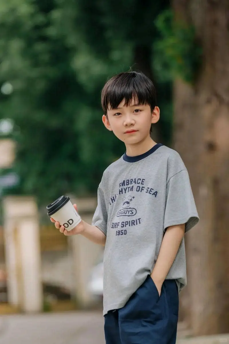 Chàng trai kháu khỉnh tuổi điển trai dạo phố thanh bình Chàng trai kháu khỉnh tuổi điển trai dạo phố thanh bình