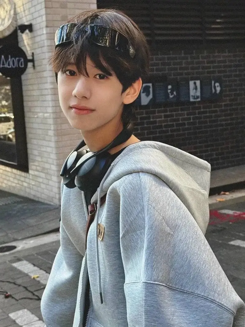 Chàng trai kháu khỉnh tuổi điển trai phong cách năng động Chàng trai kháu khỉnh tuổi điển trai phong cách năng động