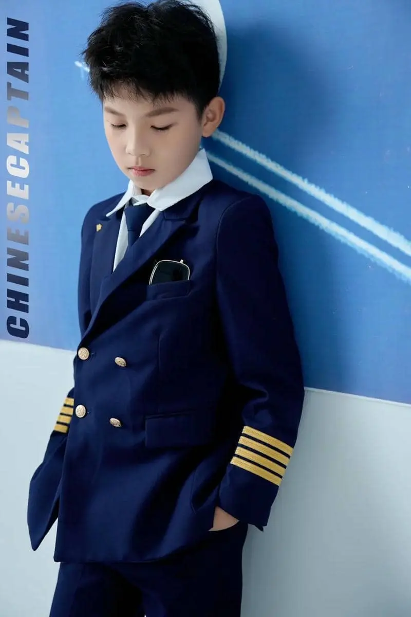 Chàng trai kháu khỉnh tuổi diện trang phục phi công lịch lãm Chàng trai kháu khỉnh tuổi diện trang phục phi công lịch lãm