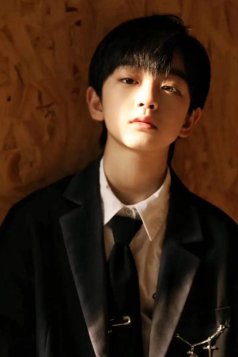 Chàng trai kháu khỉnh tuổi diện vest lịch lãm phong độ Chàng trai kháu khỉnh tuổi diện vest lịch lãm phong độ