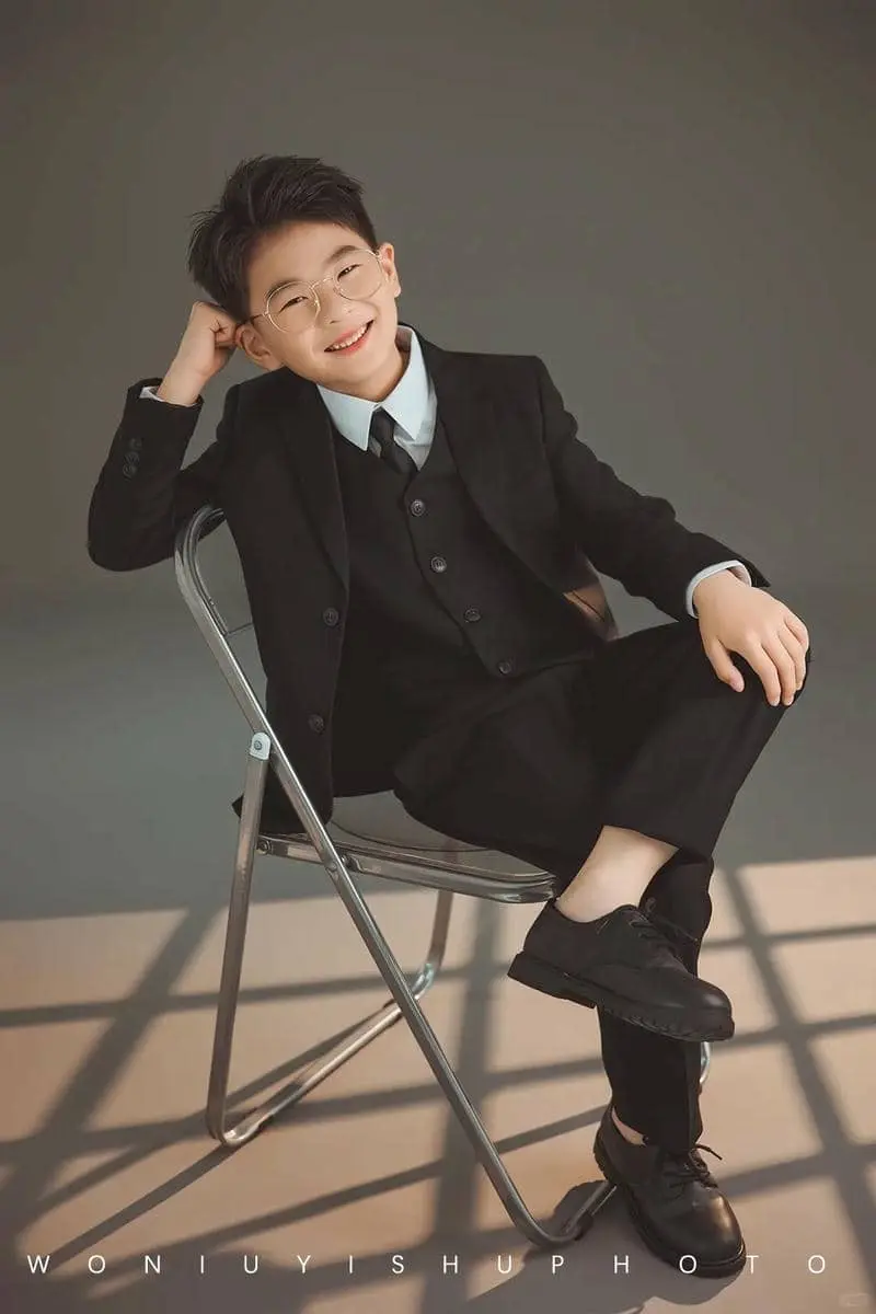 Chàng trai kháu khỉnh tuổi diện vest lịch lãm phong độ Chàng trai kháu khỉnh tuổi diện vest lịch lãm phong độ