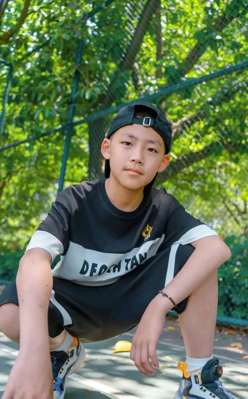 Chàng trai kháu khỉnh tuổi phong cách năng động ngoài trời Chàng trai kháu khỉnh tuổi phong cách năng động ngoài trời