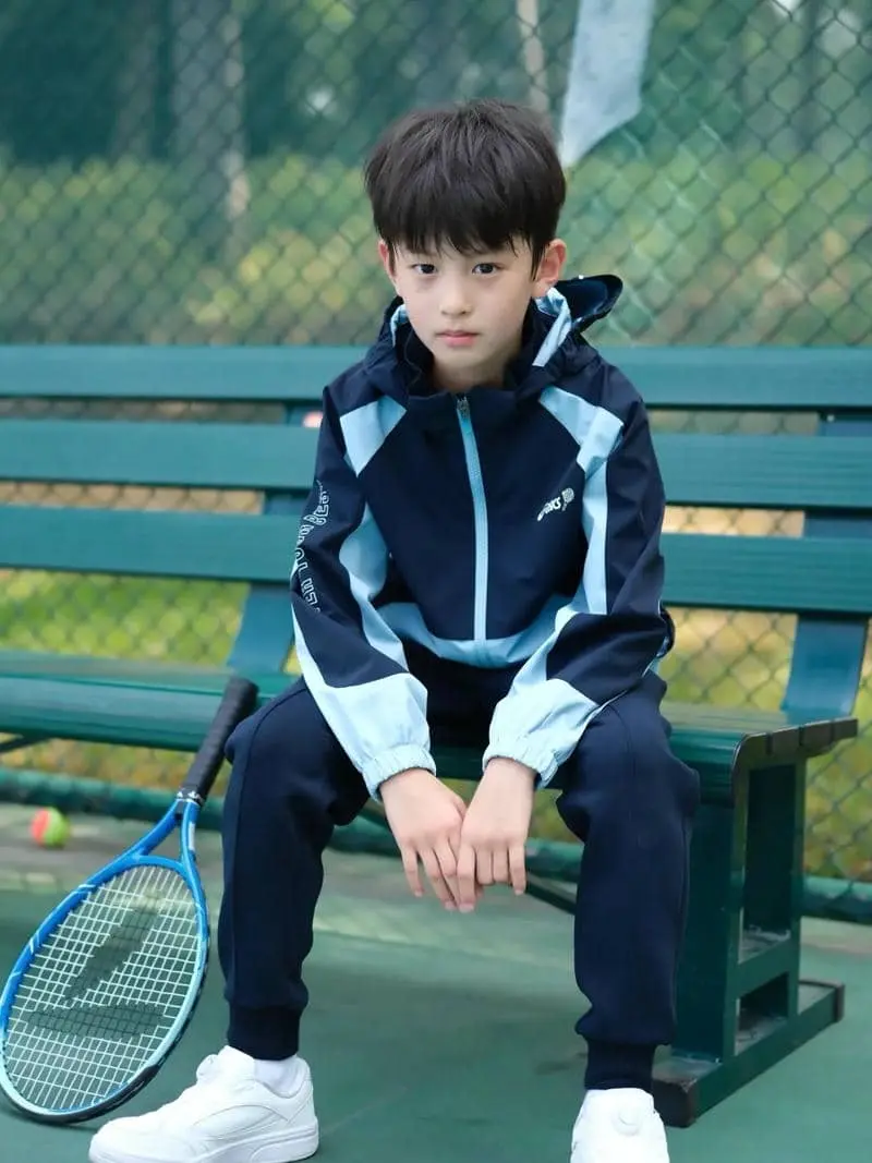 Chàng trai kháu khỉnh tuổi phong độ trên sân quần vợt Chàng trai kháu khỉnh tuổi phong độ trên sân quần vợt