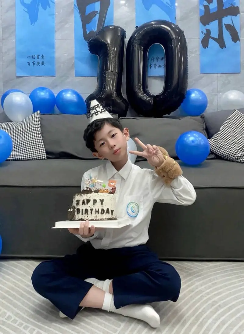 Chàng trai kháu khỉnh tuổi rạng rỡ đón sinh nhật vui vẻ Chàng trai kháu khỉnh tuổi rạng rỡ đón sinh nhật vui vẻ