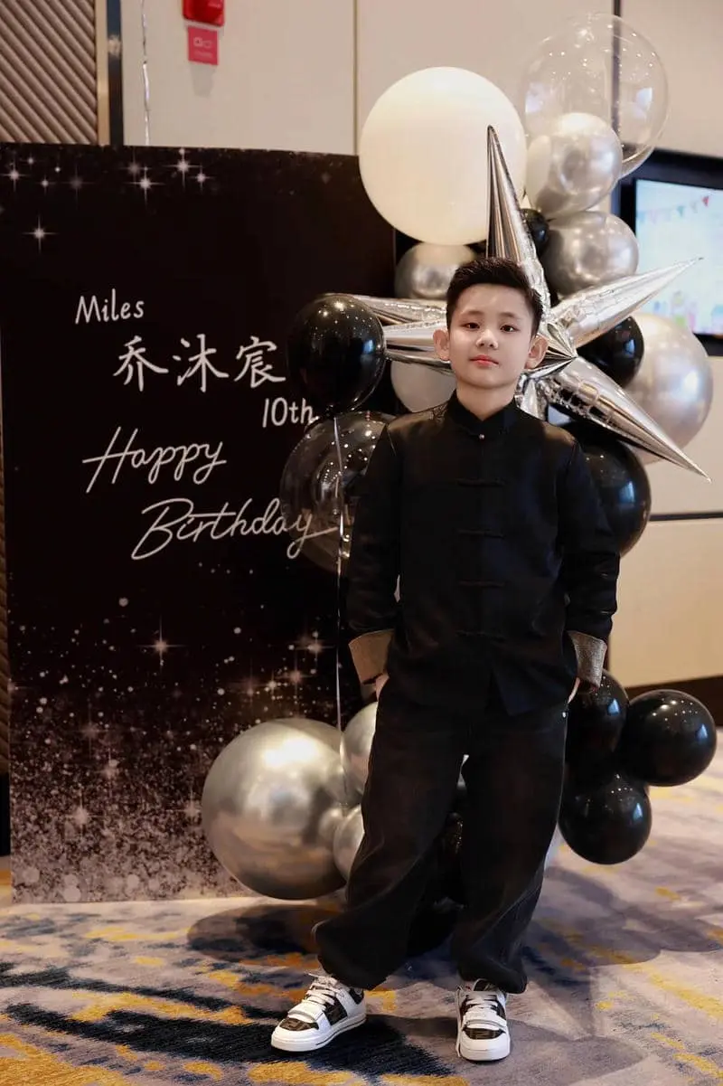 Chàng trai kháu khỉnh tuổi tạo dáng ngày sinh nhật Chàng trai kháu khỉnh tuổi tạo dáng ngày sinh nhật