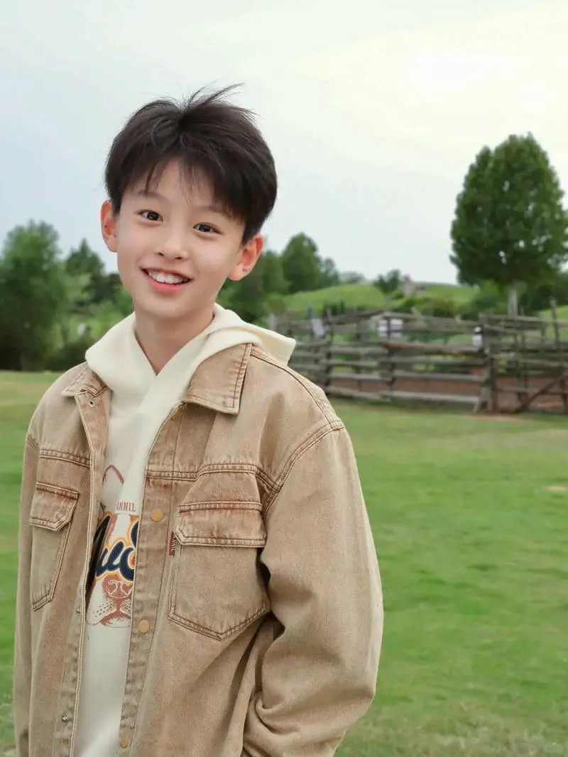 Chàng trai kháu khỉnh tuổi tươi tắn ngoài trời thoáng đãng Chàng trai kháu khỉnh tuổi tươi tắn ngoài trời thoáng đãng