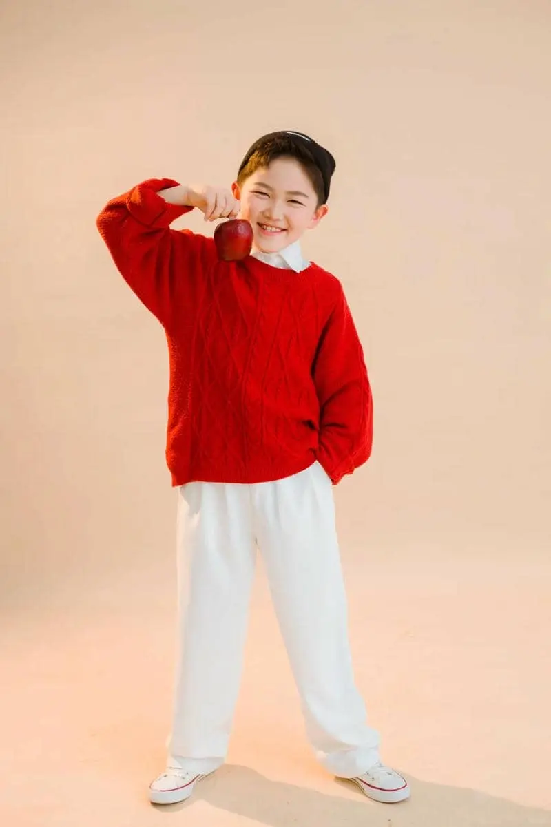 Chàng trai kháu khỉnh tuổi tươi tắn với quả táo đỏ Chàng trai kháu khỉnh tuổi tươi tắn với quả táo đỏ