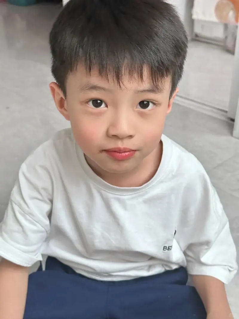 Chàng trai kháu khỉnh tuổi với nụ cười tươi tắn đáng yêu Chàng trai kháu khỉnh tuổi với nụ cười tươi tắn đáng yêu