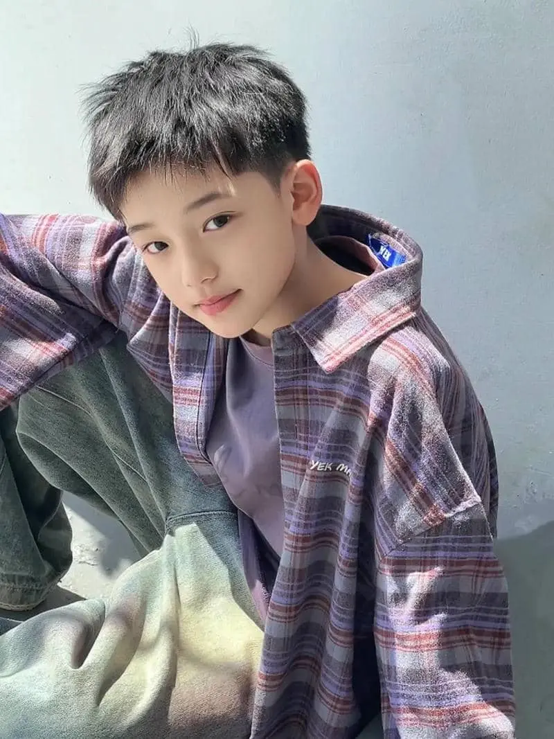 Chàng trai khôi ngô tuổi diện áo khoác plaid thời trang Chàng trai khôi ngô tuổi diện áo khoác plaid thời trang