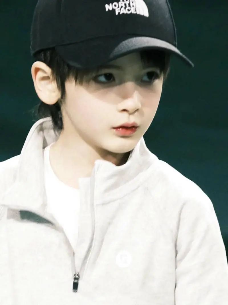 Chàng trai khôi ngô tuổi điển trai bé cưng dễ thương Chàng trai khôi ngô tuổi điển trai bé cưng dễ thương