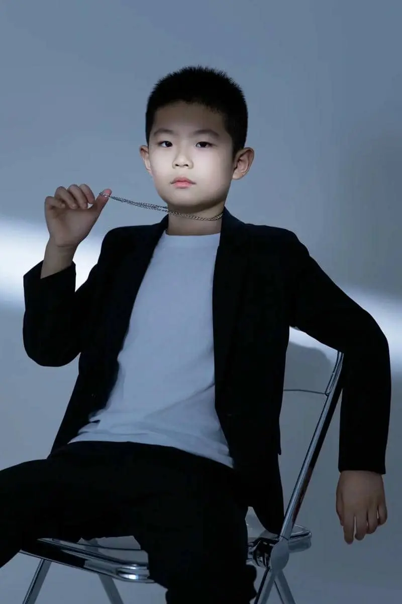 Chàng trai khôi ngô tuổi diện vest lịch lãm phong độ Chàng trai khôi ngô tuổi diện vest lịch lãm phong độ