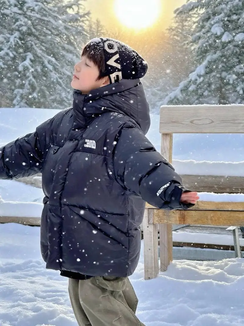 Chàng trai khôi ngô tuổi nô đùa trong tuyết trắng xóa Chàng trai khôi ngô tuổi nô đùa trong tuyết trắng xóa