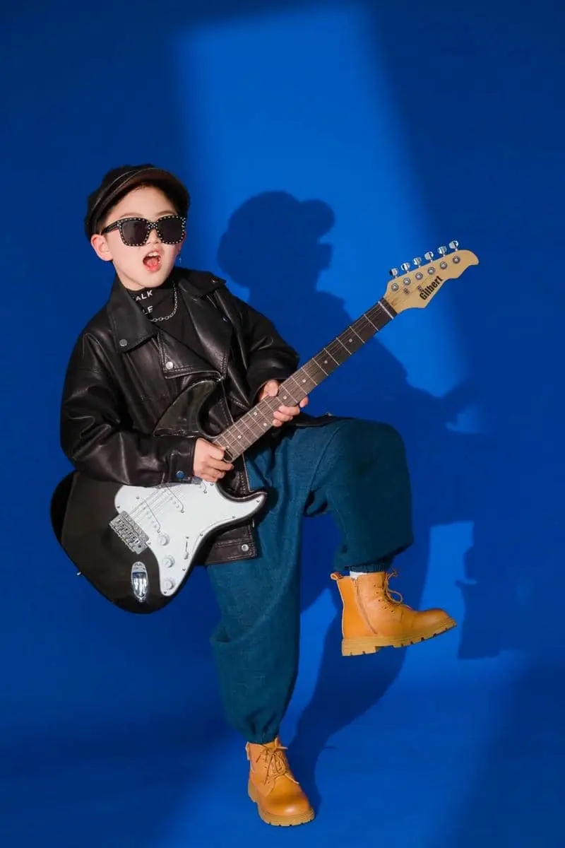 Chàng trai phong cách tuổi chơi guitar cực chất ấn tượng Chàng trai phong cách tuổi chơi guitar cực chất ấn tượng