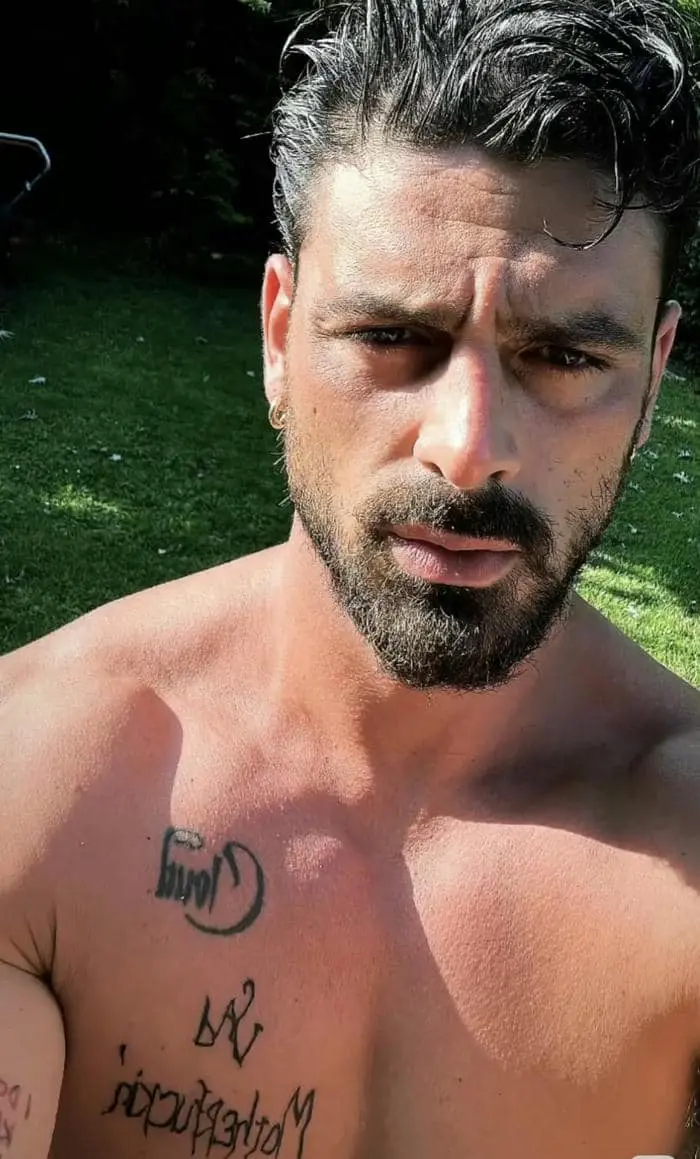 Chàng trai phong độ hình xăm cá tính diện mạo nam thần cuốn hút Chàng trai phong độ hình xăm cá tính diện mạo nam thần cuốn hút