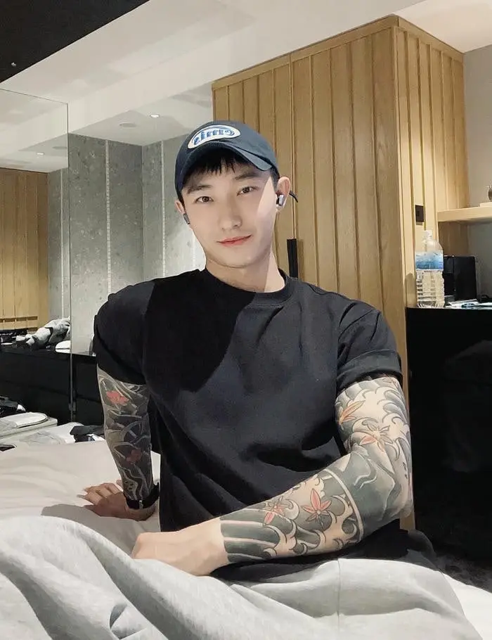 Chàng trai phong độ với hình xăm nghệ thuật trên cánh tay Chàng trai phong độ với hình xăm nghệ thuật trên cánh tay