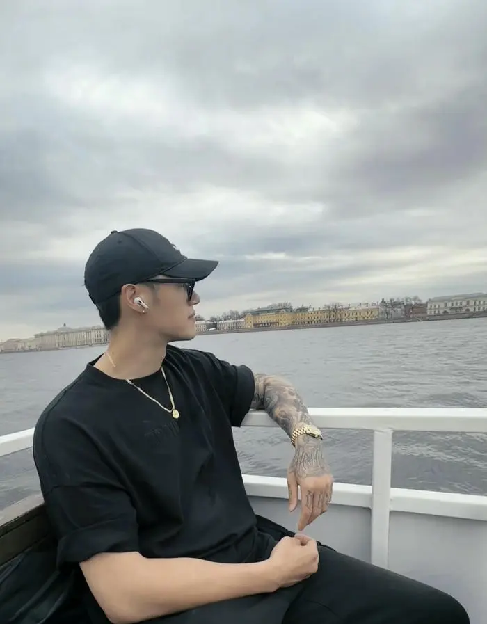 Chàng trai phong thái ngầu với hình xăm cá tính bên dòng sông Chàng trai phong thái ngầu với hình xăm cá tính bên dòng sông