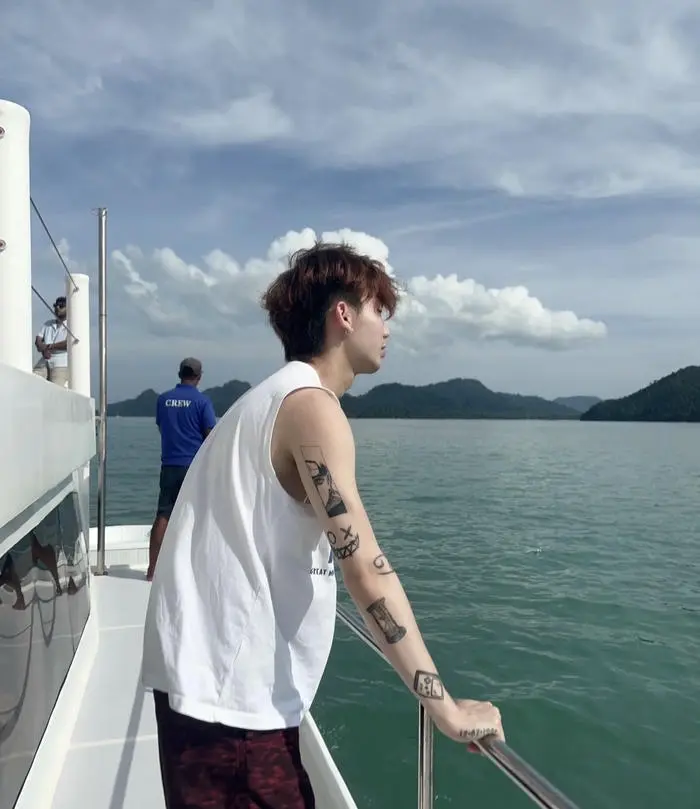 Chàng trai phong trạm hình xăm nhìn biển xanh mát Chàng trai phong trạm hình xăm nhìn biển xanh mát