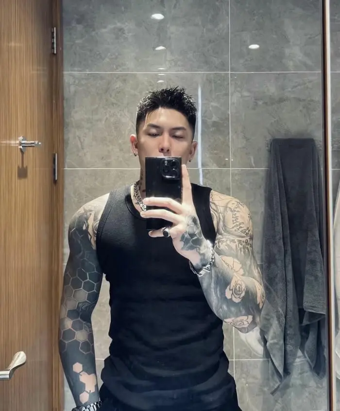 Chàng trai phong tráng với hình xăm nghệ thuật đầy cá tính Chàng trai phong tráng với hình xăm nghệ thuật đầy cá tính