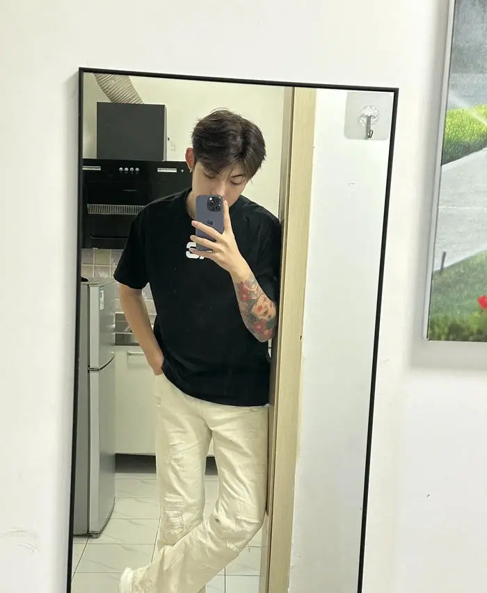 Chàng trai phong tráng với hình xăm nghệ thuật trên tay khoe dáng Chàng trai phong tráng với hình xăm nghệ thuật trên tay khoe dáng