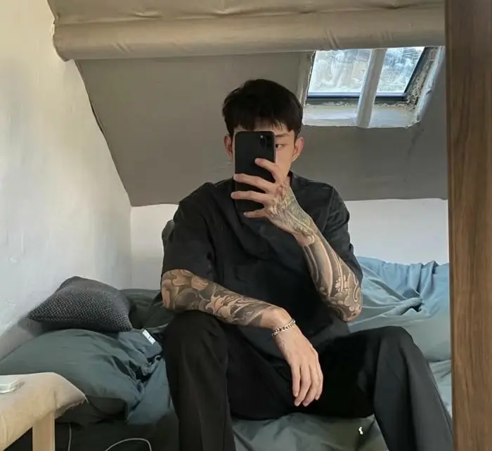 Chàng trai phong trổ hình xăm cá tính chụp ảnh selfie tại nhà Chàng trai phong trổ hình xăm cá tính chụp ảnh selfie tại nhà