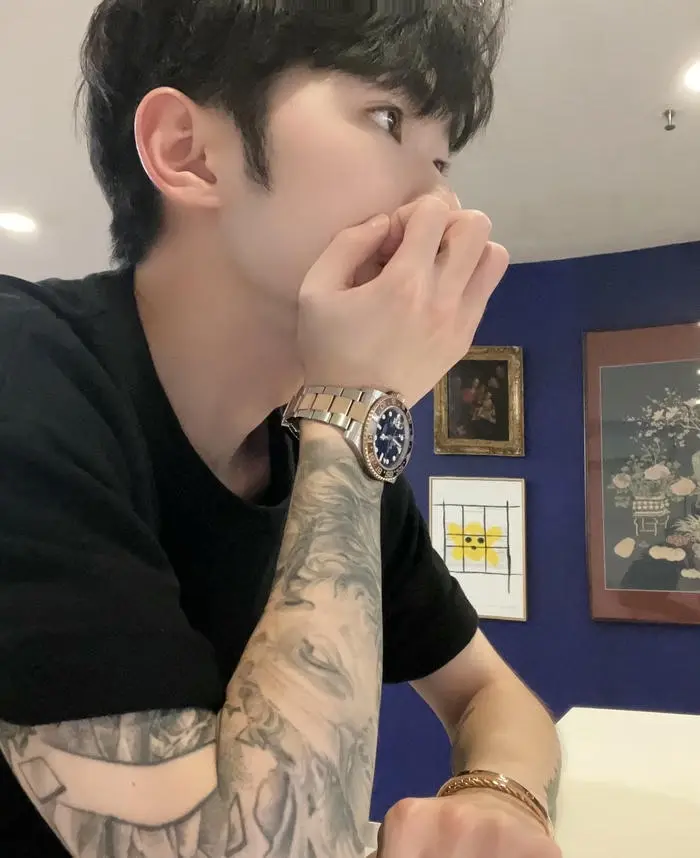 Chàng trai phong trổ hình xăm cá tính diện mạo điển trai trẻ trung Chàng trai phong trổ hình xăm cá tính diện mạo điển trai trẻ trung