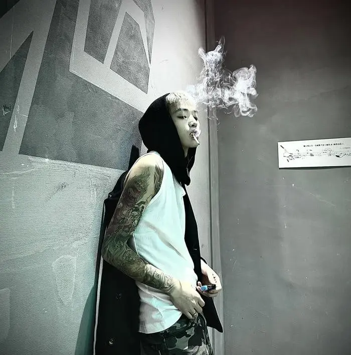 Chàng trai phong trổ hình xăm cá tính tạo dáng nghệ thuật Chàng trai phong trổ hình xăm cá tính tạo dáng nghệ thuật