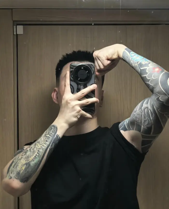 Chàng trai phong trổ hình xăm nghệ thuật trên cánh tay rắn khỏe Chàng trai phong trổ hình xăm nghệ thuật trên cánh tay rắn khỏe