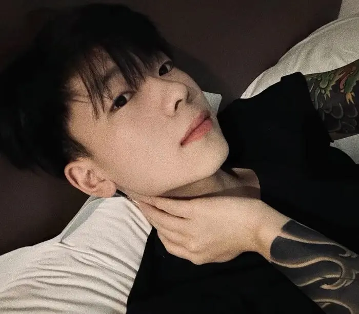 Chàng trai phong trổ hình xăm quyến rũ diện mạo điển trai lôi cuốn Chàng trai phong trổ hình xăm quyến rũ diện mạo điển trai lôi cuốn