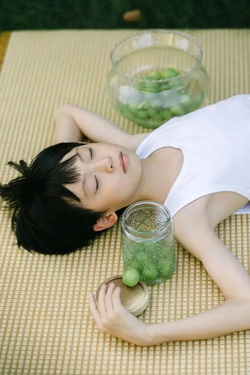 Chàng trai tuổi kháu tuấn thư thái bên ly nước mát lành Chàng trai tuổi kháu tuấn thư thái bên ly nước mát lành