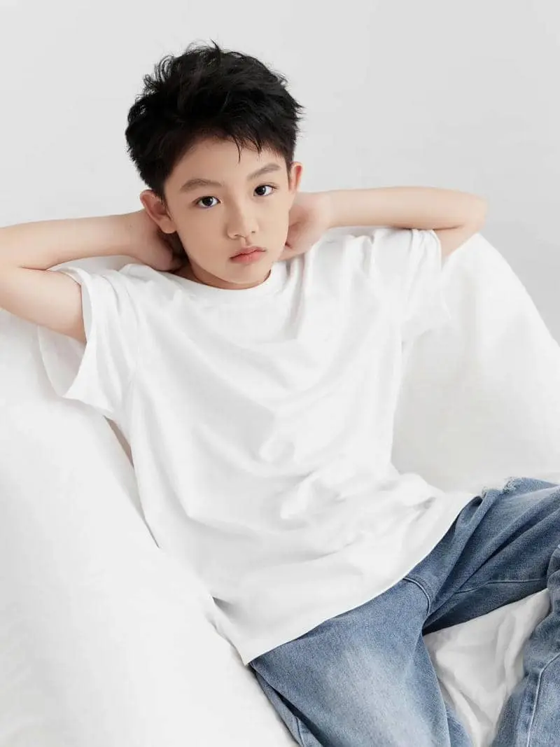 Chàng trai xinh trai tuổi thơ diện áo trắng tinh khôi Chàng trai xinh trai tuổi thơ diện áo trắng tinh khôi