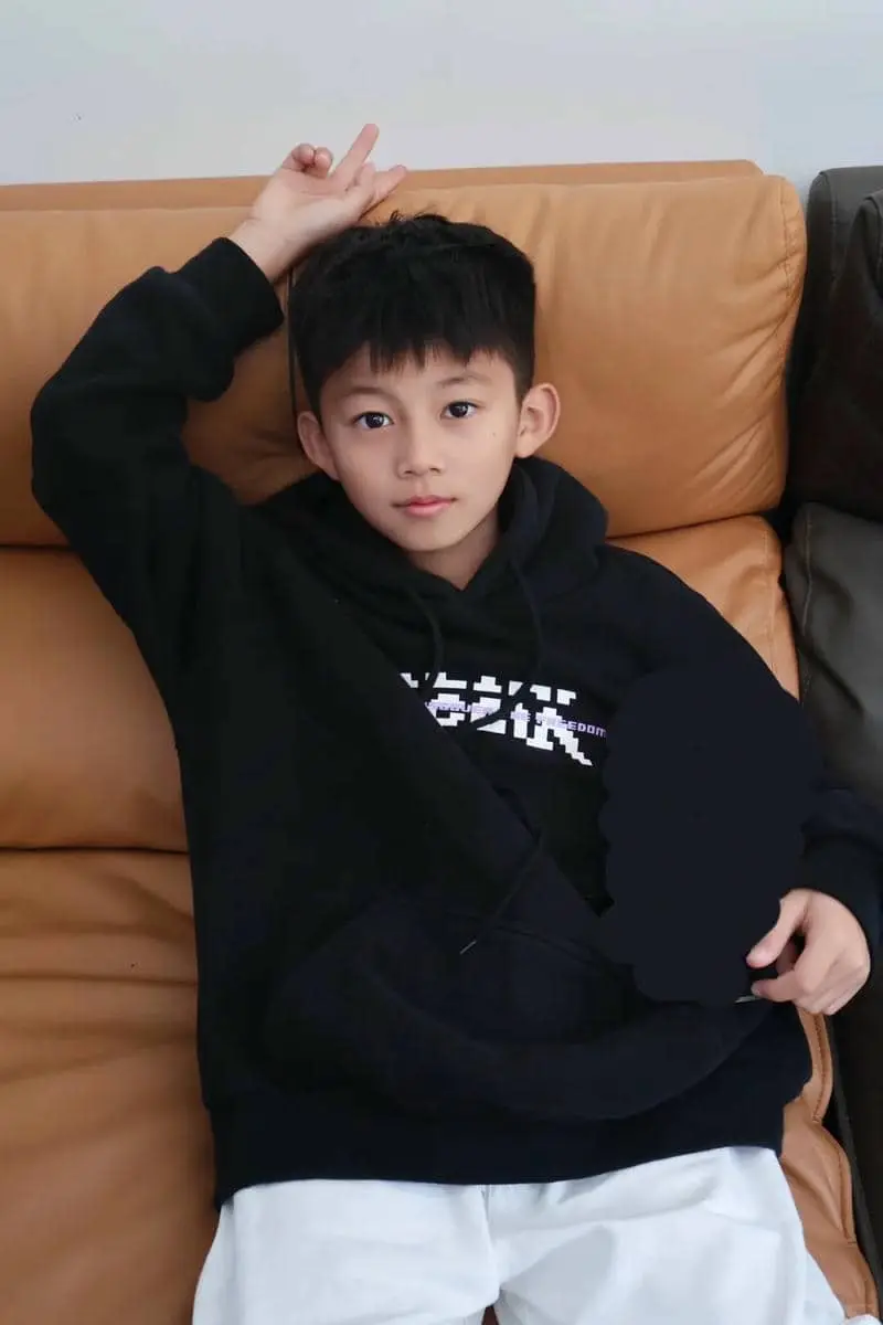 Chàng trai xinh xắn tuổi tạo dáng dễ thương thiếu niên điển trai Chàng trai xinh xắn tuổi tạo dáng dễ thương thiếu niên điển trai