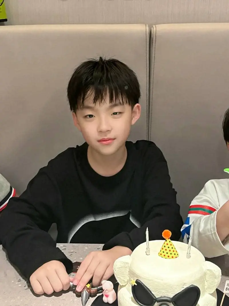 Chàng trai xinh xắn tuổi với nụ cười rạng rỡ đáng yêu Chàng trai xinh xắn tuổi với nụ cười rạng rỡ đáng yêu