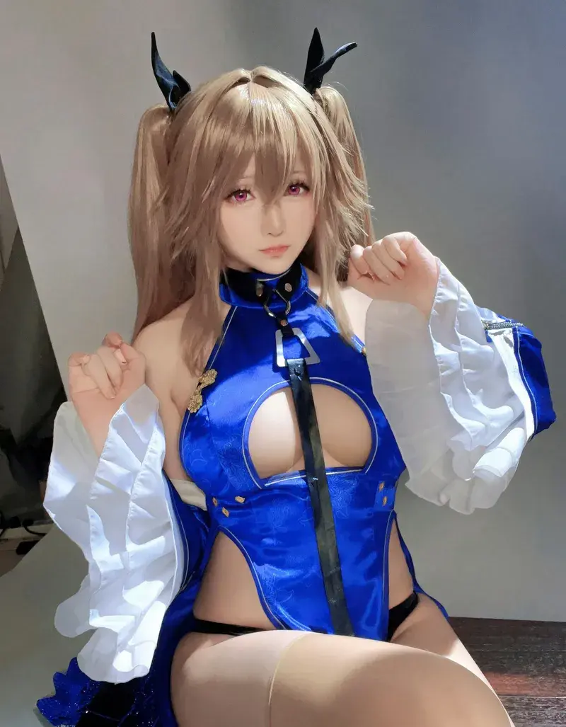 Cô gái cosplay dâm vú to lồn ướt ngồi xoe Cô gái cosplay dâm vú to lồn ướt ngồi xoe