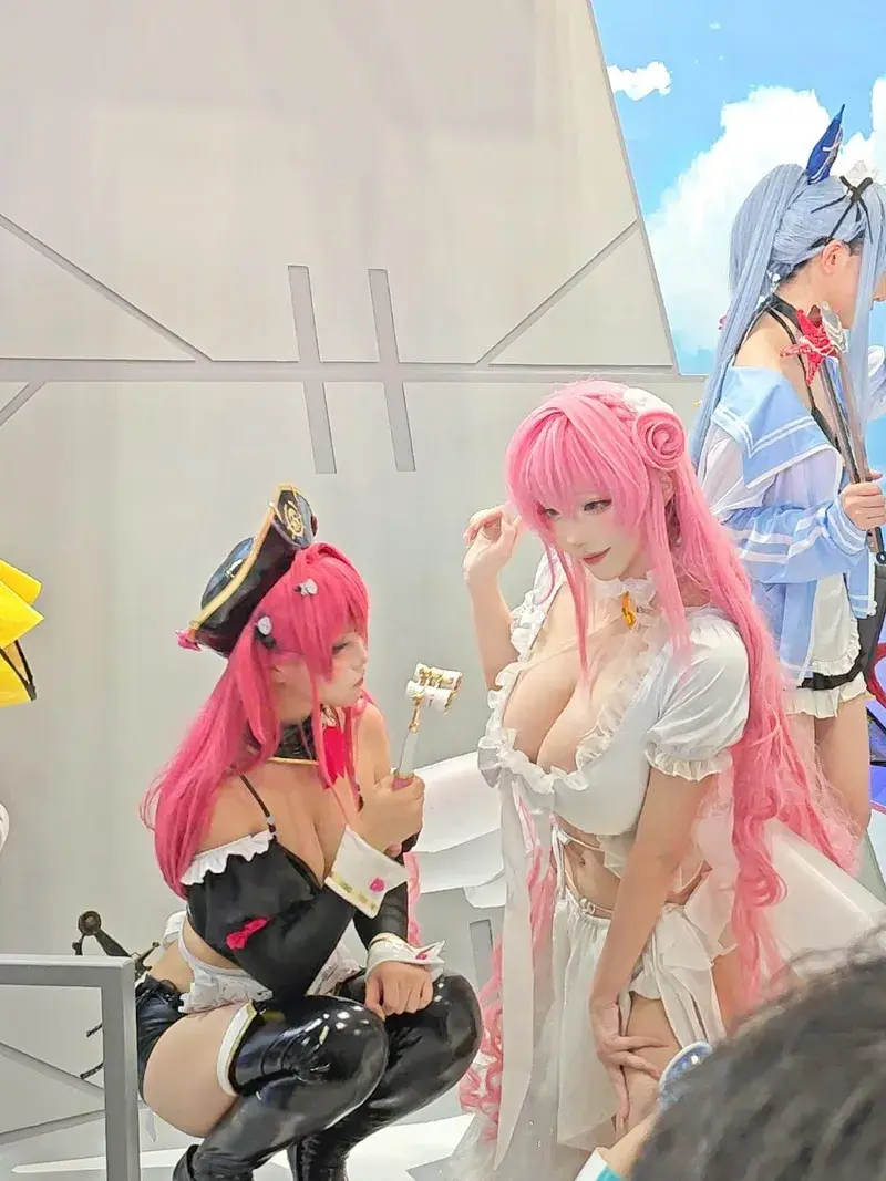 Coser vú bự mông lộ lồn hồng cosplay anime Coser vú bự mông lộ lồn hồng cosplay anime